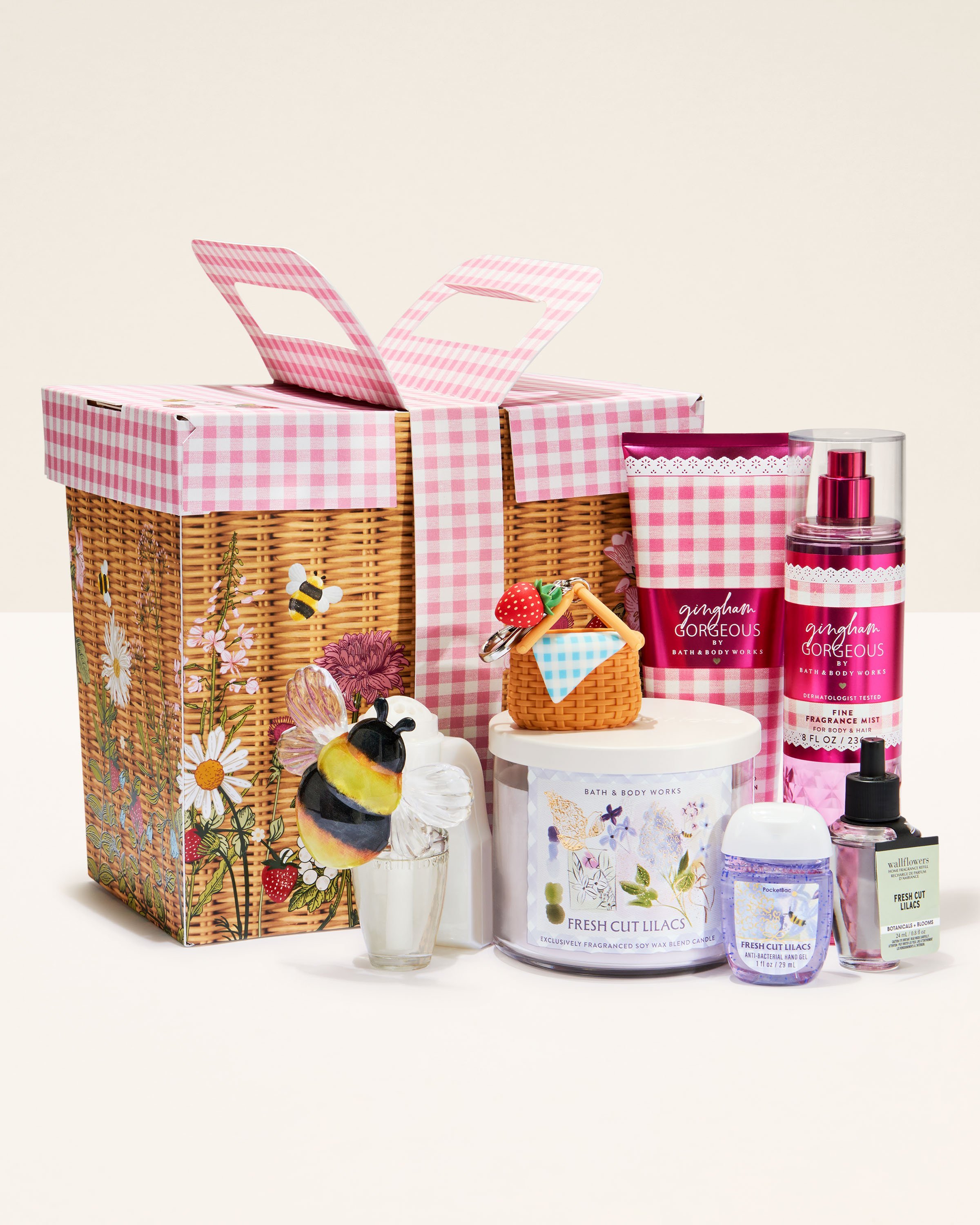 Picnic basket with accessories, candle, pocketback, body cream, fine fragrance mist and wallflowers
