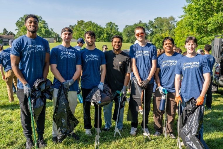 Bath & Body Works interns posing for a photo at an volunteer event